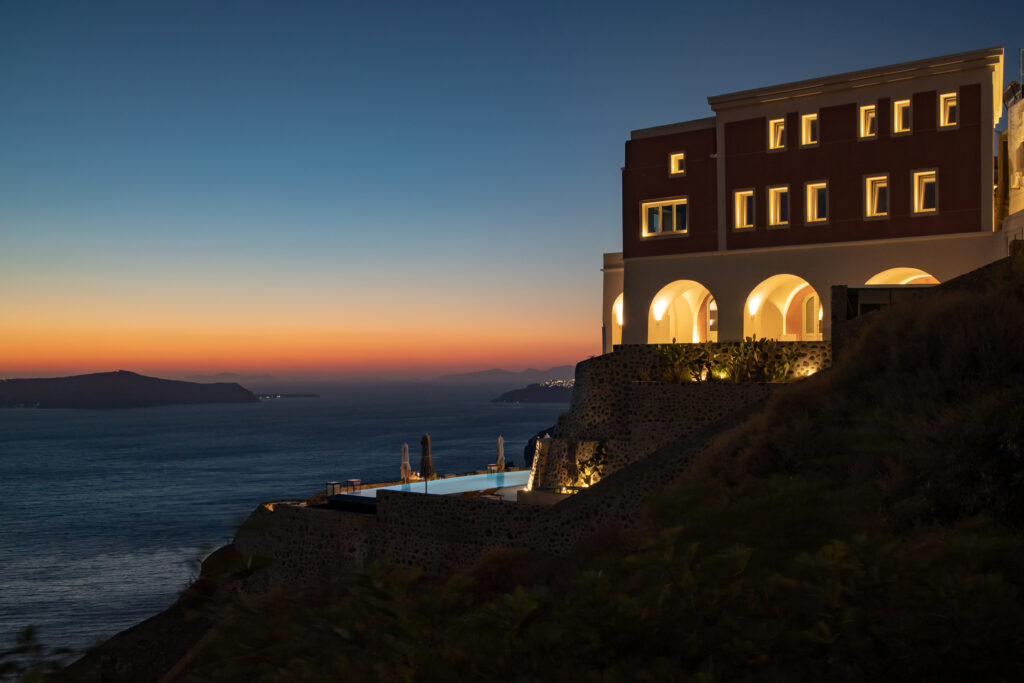 Paysage de Santorin vu d'un hôtel au coucher de soleil prise en 2021 pars Yohann-sprod.