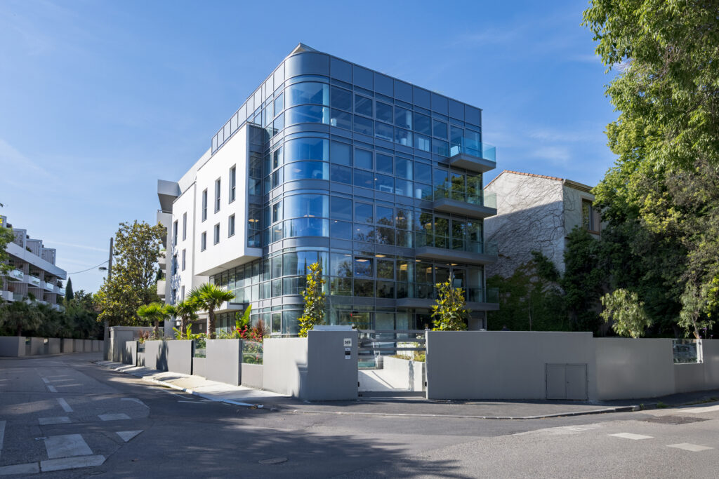 THECNAL FRANCE a choisi Yohann Sprod pour réaliser le reportage photographique de son nouveau bâtiment, situé au 509 boulevard du Prado à Marseille. Des images conçues pour refléter l’identité de la marque et valoriser son patrimoine architectural.